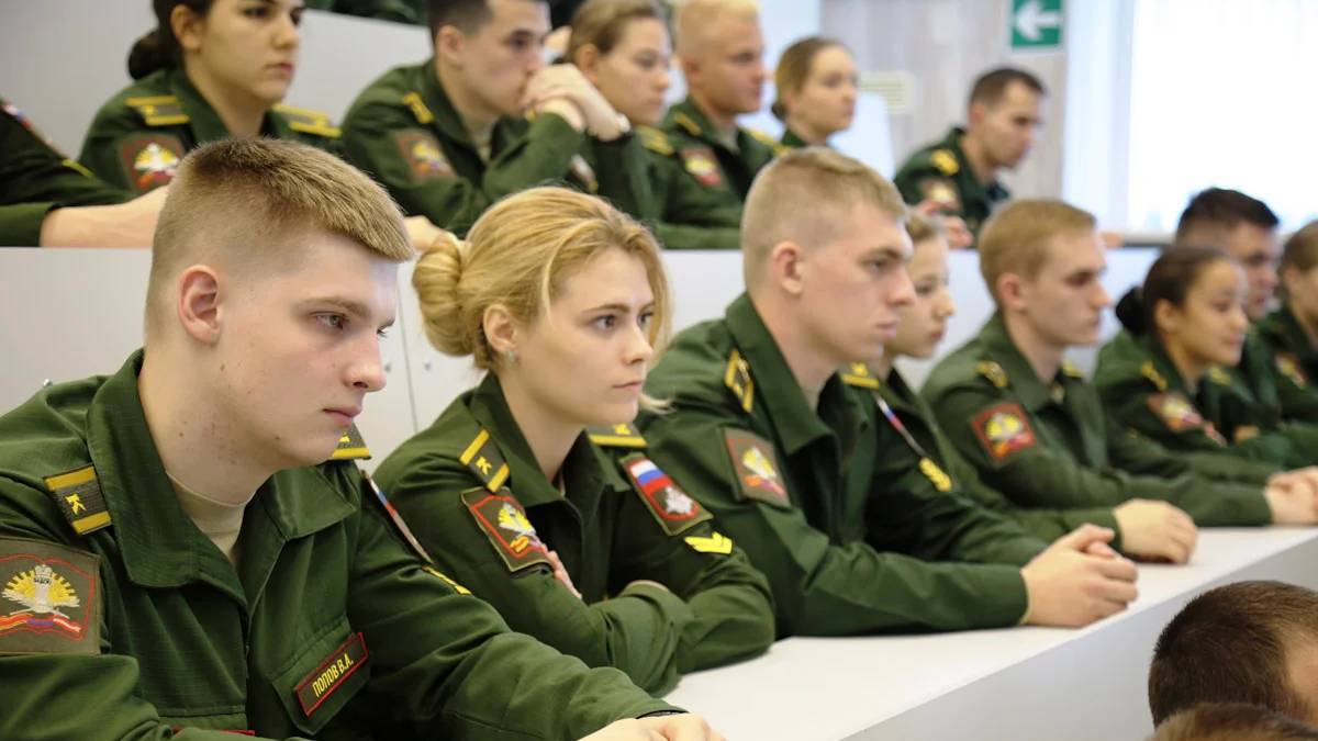Поступление в военно-учебные заведения..